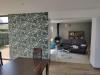 salon papier peint floral et mur vert olive.jpg